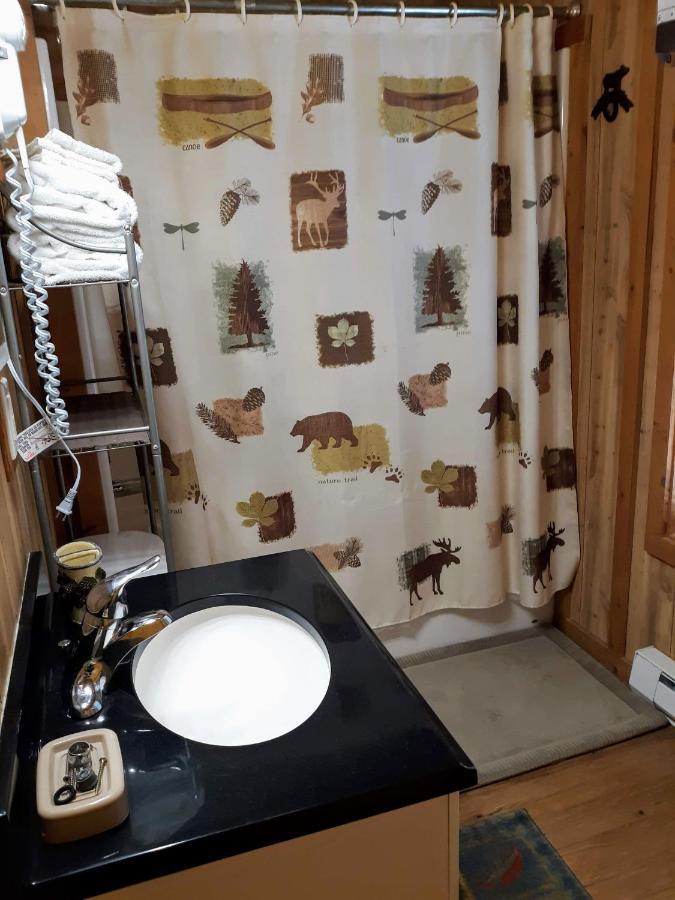 Sky Eco - Glacier General Store And Cabins Coram Room photo